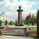 Stepan Bandera's monument in Buchach, Ukraine with the flag (right) of a neo-Nazi Ukrainian political organization